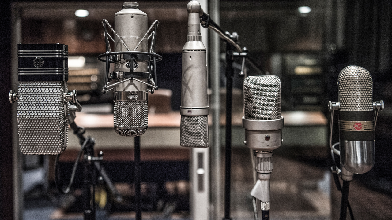 Das Studio bieten Ihrer Firma ein exklusive Auswahl an massgeschneiderten Teamevents, die Musikgeschichte zum Greifen nah bringen. Ob eine spannende Studiotour mit Einblicken hinter die Kulissen weltbekannter Aufnahmen oder das gemeinsame Komponieren und Aufnehmen eines eigenen Teamsongs - hier wird jeder Event zu einem Erlebnis! Nur 15 Minuten von Zürich entfernt!