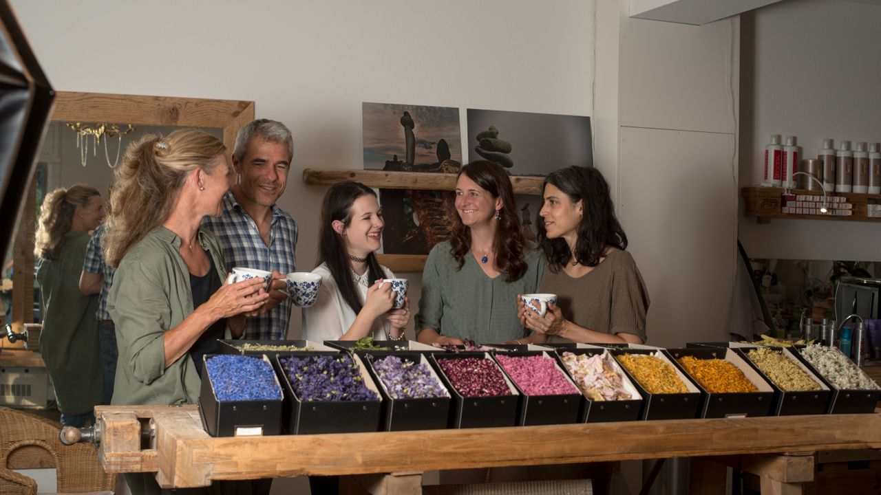 Tee-Kräuter Workshop bei Ihnen Gemeinsam mit meinen aromatischen Kräutern lade ich Sie herzlich ein, ein massgeschneidertes Kräutertee-Event an Ihrem Wunschort zu geniessen. Dies kann eine willkommene Bereicherung für Weiterbildungen oder Abendessen sein, eine unterhaltsame Attraktion auf Familienfesten oder ein einzigartiges Erlebnis für Teeliebhaber. Ich bringe über 20 Dosen mit duftenden Teekräutern mit, aus denen sich die Teilnehmenden bedienen können. Alles, was ich für einen gelungenen Teeworkshop benötige, sind Tische, Stühle und ausreichend Platz.