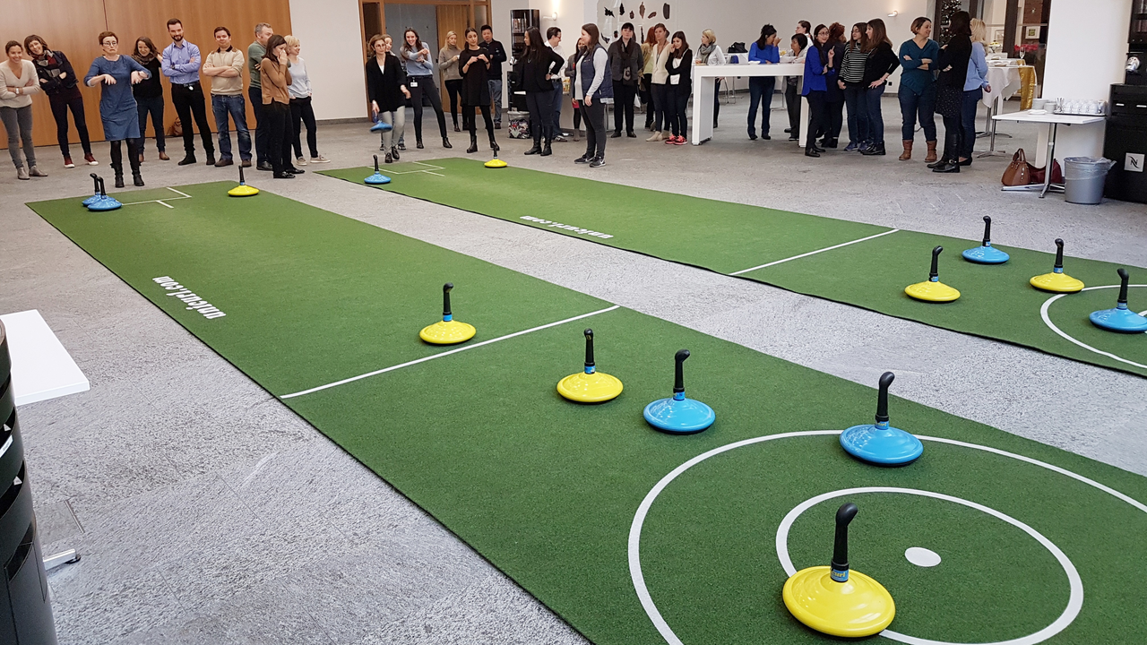 Teppichcurling/Eisstock schiessen Erleben Sie eine einzigartige und zugängliche Version des beliebten Sports mit Indoor-Teppich-Curling! Dieses aufregende Format des traditionellen Curlings, bekannt als Unicurl, eignet sich hervorragend für Seminare, Weihnachtsfeiern oder als unterhaltsamer Team-Wettbewerb.
