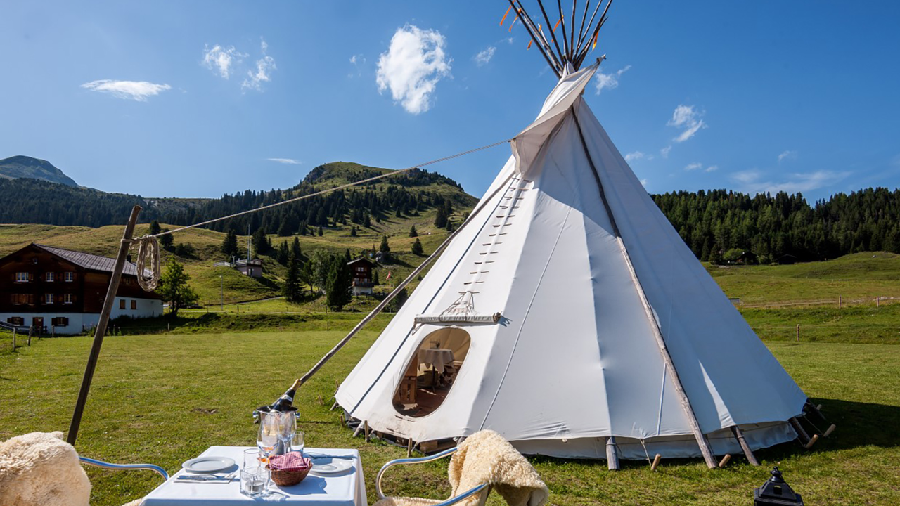 Tipi Zelte für Events Die indianischen Kegelzelte sind ideal für Anlässe jeglicher Art. In ihnen kann rauchfrei Feuer gemacht werden und keine Stange steht in der Zeltmitte im Weg. Als multifunktionale Zelte können Tipis für nahezu alle Gelegenheiten in allen Jahreszeiten eingesetzt werden. Mit einem Raumangebot von bis zu 60 m2 und einer Höhe bis 8m sind sie wahre Raumwunder. Ob für gediegene Diners, Apéros, als Bar oder gemütliche Sitzecke, Tipis sind immer geeignet und dazu auch spezielle Blickfänger.