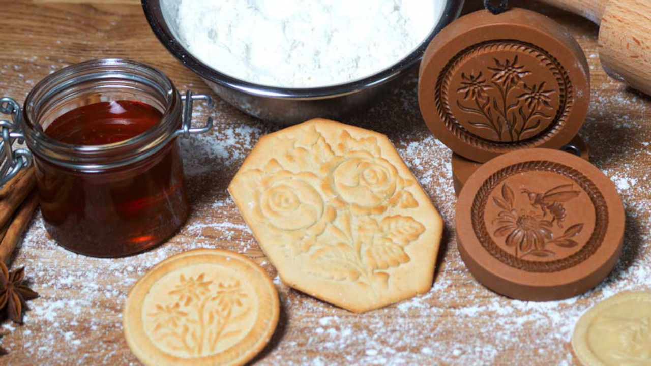 Backen Teamevent In diesem Event nehmen wir Sie mit auf eine Reise in eine längst vergessene kulinarische Zürcher Kultur und erwecken den traditionellen Tirggel wieder zum Leben. Tirggel oder Züri-Tirggel ist ein Gebäck aus Honig, Mehl und Gewürzen, das in Zürich besonders in der Adventszeit, um Neujahr und seit neuerer Zeit auch am Sechseläuten gegessen wird.