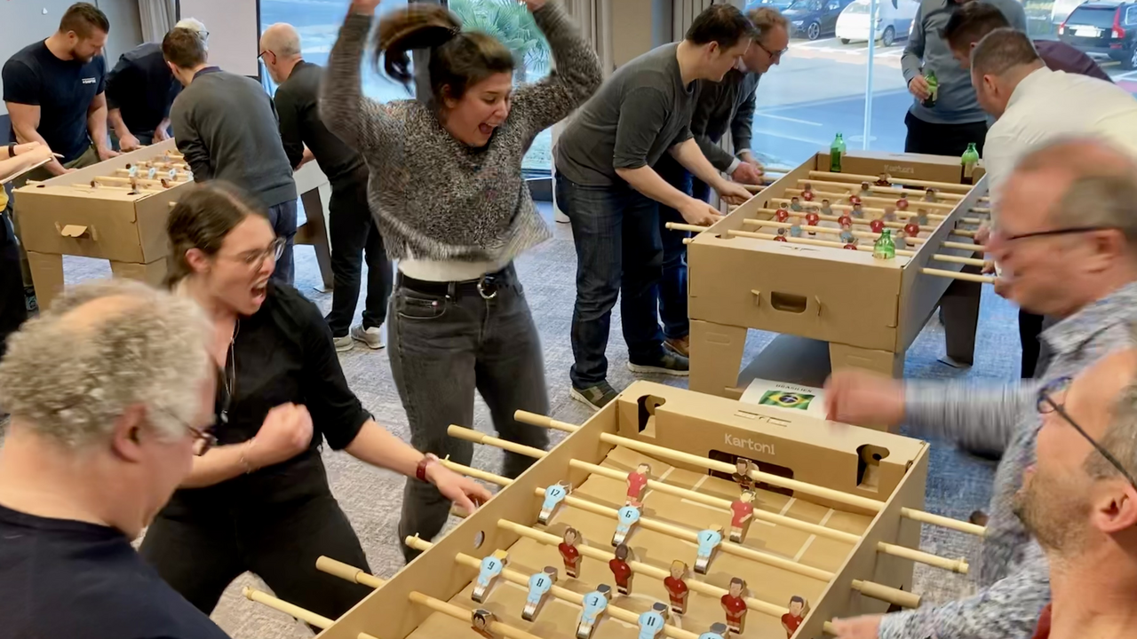 Bauen Sie mit Ihrem Team einen oder mehrere Tischfussbal Kästen selber. Der «Töggelikasten» bauen Sie aus Karton Schritt für Schritt selber in diesem Workshop. Auf den stabilen Töggelikasten aus Kartonbausätzen wird im Anschluss ein einzigartiges Turnier gespielt. Dieser Workshop verlangt Geschicklichkeit, logisches Denken und Teamwork.