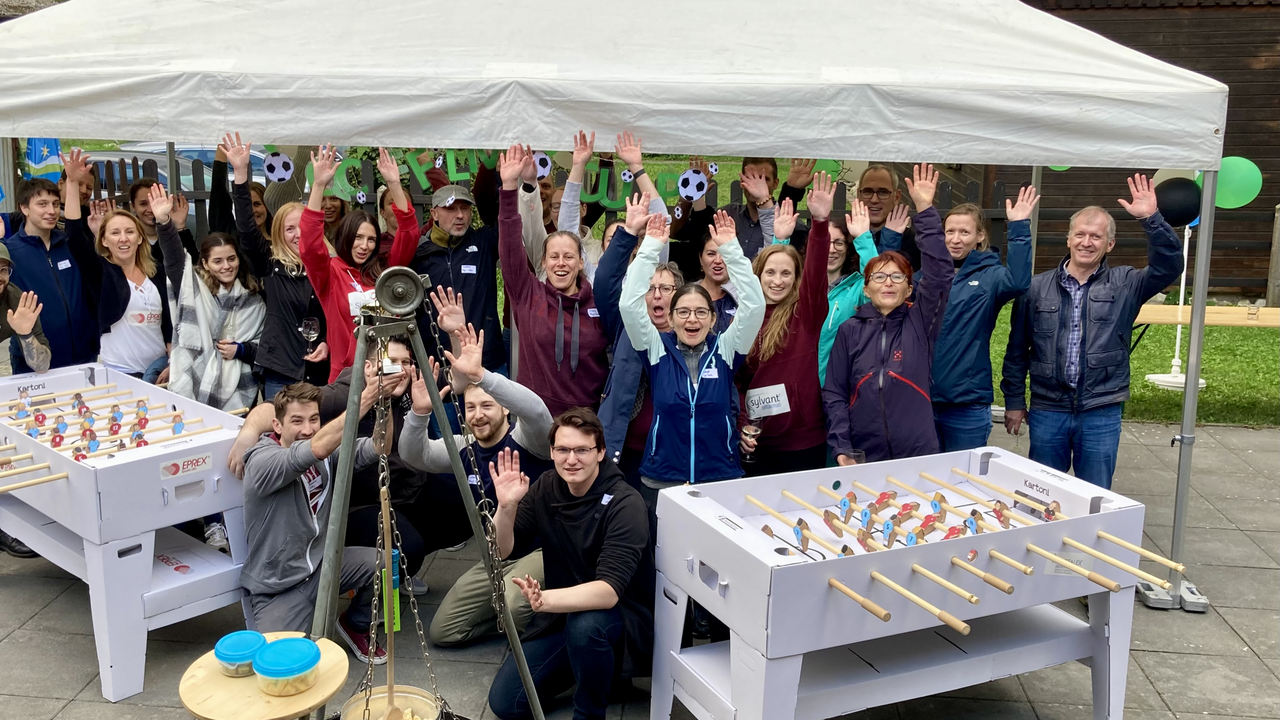 Bauen Sie mit Ihrem Team einen oder mehrere Tischfussbal Kästen selber. Der «Töggelikasten» bauen Sie aus Karton Schritt für Schritt selber in diesem Workshop. Auf den stabilen Töggelikasten aus Kartonbausätzen wird im Anschluss ein einzigartiges Turnier gespielt. Dieser Workshop verlangt Geschicklichkeit, logisches Denken und Teamwork.