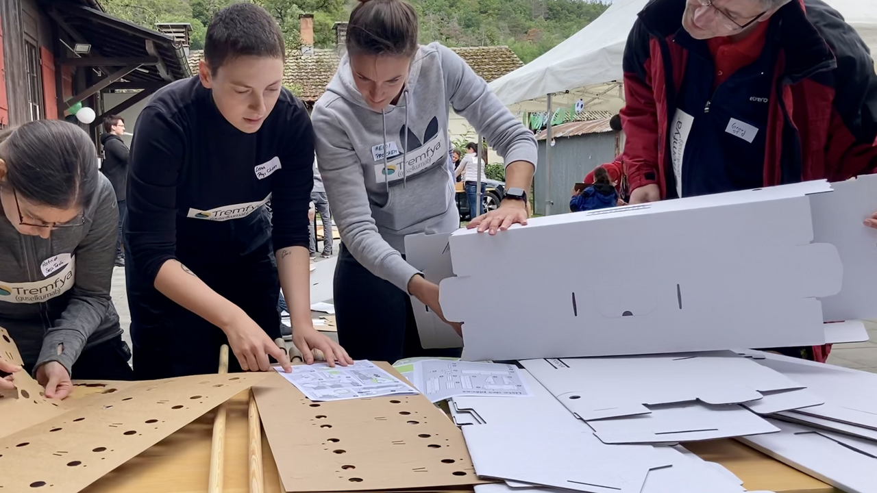 Bauen Sie mit Ihrem Team einen oder mehrere Tischfussbal Kästen selber. Der «Töggelikasten» bauen Sie aus Karton Schritt für Schritt selber in diesem Workshop. Auf den stabilen Töggelikasten aus Kartonbausätzen wird im Anschluss ein einzigartiges Turnier gespielt. Dieser Workshop verlangt Geschicklichkeit, logisches Denken und Teamwork.