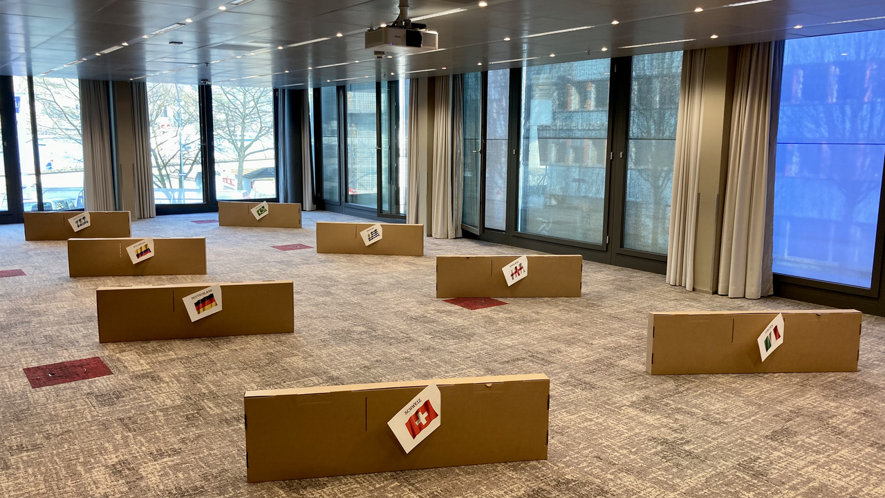 Bauen Sie mit Ihrem Team einen oder mehrere Tischfussbal Kästen selber. Der «Töggelikasten» bauen Sie aus Karton Schritt für Schritt selber in diesem Workshop. Auf den stabilen Töggelikasten aus Kartonbausätzen wird im Anschluss ein einzigartiges Turnier gespielt. Dieser Workshop verlangt Geschicklichkeit, logisches Denken und Teamwork.