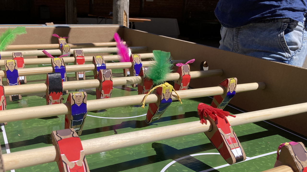 Bauen Sie mit Ihrem Team einen oder mehrere Tischfussbal Kästen selber. Der «Töggelikasten» bauen Sie aus Karton Schritt für Schritt selber in diesem Workshop. Auf den stabilen Töggelikasten aus Kartonbausätzen wird im Anschluss ein einzigartiges Turnier gespielt. Dieser Workshop verlangt Geschicklichkeit, logisches Denken und Teamwork.