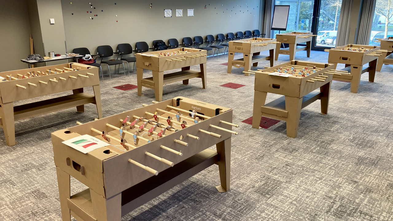 Bauen Sie mit Ihrem Team einen oder mehrere Tischfussbal Kästen selber. Der «Töggelikasten» bauen Sie aus Karton Schritt für Schritt selber in diesem Workshop. Auf den stabilen Töggelikasten aus Kartonbausätzen wird im Anschluss ein einzigartiges Turnier gespielt. Dieser Workshop verlangt Geschicklichkeit, logisches Denken und Teamwork.