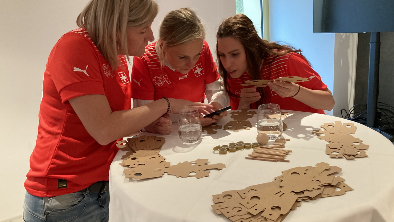 Bauen Sie mit Ihrem Team einen oder mehrere Tischfussbal Kästen selber. Der «Töggelikasten» bauen Sie aus Karton Schritt für Schritt selber in diesem Workshop. Auf den stabilen Töggelikasten aus Kartonbausätzen wird im Anschluss ein einzigartiges Turnier gespielt. Dieser Workshop verlangt Geschicklichkeit, logisches Denken und Teamwork.