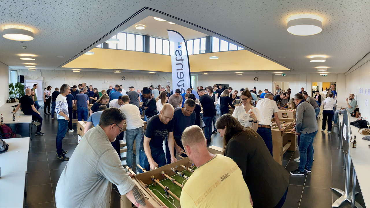 Bauen Sie mit Ihrem Team einen oder mehrere Tischfussbal Kästen selber. Der «Töggelikasten» bauen Sie aus Karton Schritt für Schritt selber in diesem Workshop. Auf den stabilen Töggelikasten aus Kartonbausätzen wird im Anschluss ein einzigartiges Turnier gespielt. Dieser Workshop verlangt Geschicklichkeit, logisches Denken und Teamwork.