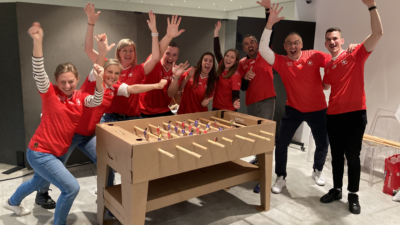 Bauen Sie mit Ihrem Team einen oder mehrere Tischfussbal Kästen selber. Der «Töggelikasten» bauen Sie aus Karton Schritt für Schritt selber in diesem Workshop. Auf den stabilen Töggelikasten aus Kartonbausätzen wird im Anschluss ein einzigartiges Turnier gespielt. Dieser Workshop verlangt Geschicklichkeit, logisches Denken und Teamwork.