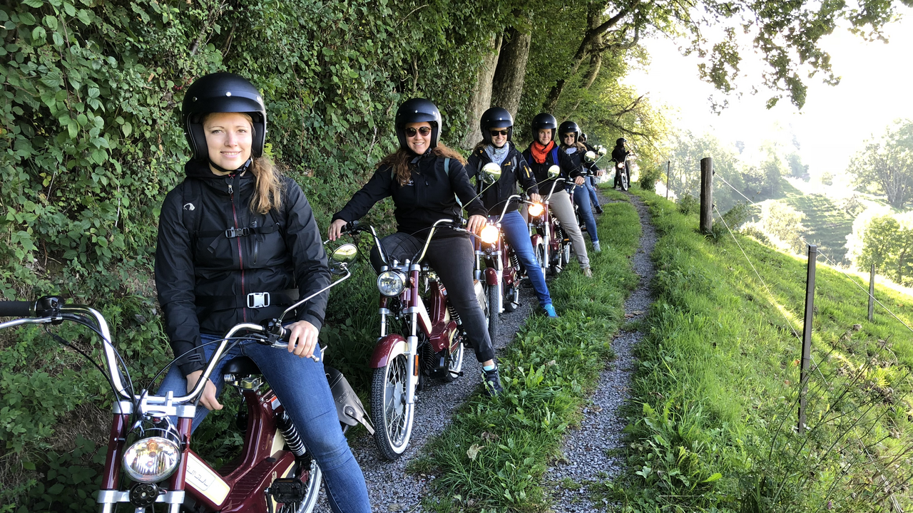 Töffli-Touren wie damals Wieder einmal Töffli-Meitli oder Töffli-Bueb sein und in Erinnerungen schwelgen – das wär’s, oder? Hier haben Sie die Chance, das wildromantische Goldingertal richtig kultig auf dem Töffli zu entdecken. Und zwar zusammen mit ihren Freunden, Familien oder Kollegen.