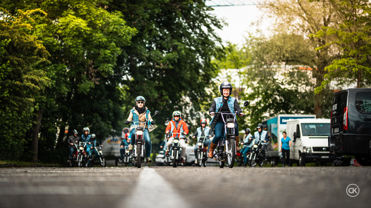 Machen Sie mit Ihren Kumpels oder Mädels die Strassen unsicher, wie anno dazumal. Spüren Sie den Wind im Gesicht und das Zittern durch den ganzen Körper beim Starten des Zweitakt-Motors! Gehen Sie selber auf Entdeckungsreise oder nützen Sie unsere Routenempfehlungen und Tipps für Sehenswürdigkeiten, Landgasthöfe und den lauschigsten Picknickstellen am See. Ein unvergessliches Gruppenabenteuer, Nostalgie pur und ein Heidenspass für alle.