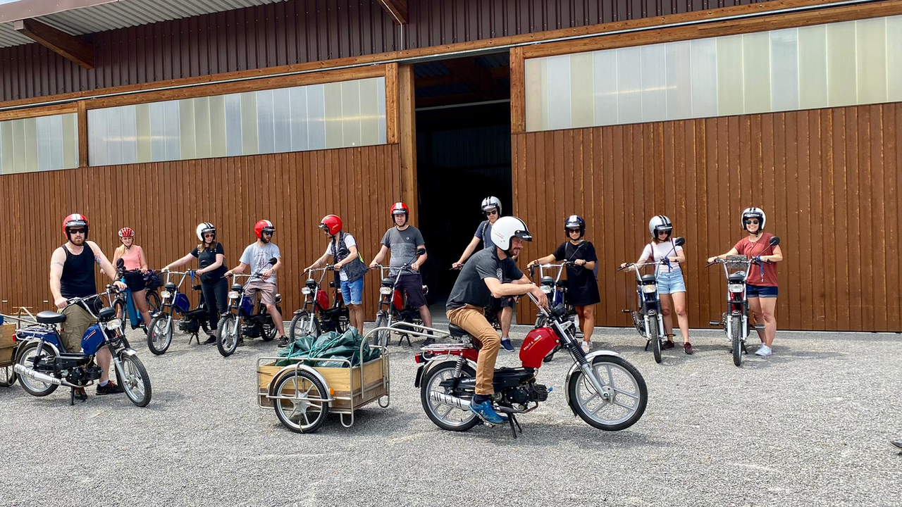 Töffli Touren Machen Sie mit Ihren Kumpels oder Mädels die Strassen unsicher, wie anno dazumal. Spüren Sie den Wind im Gesicht und das Zittern durch den ganzen Körper beim Starten des Zweitakt-Motors! Gehen Sie selber auf Entdeckungsreise oder nützen Sie unsere Routenempfehlungen und Tipps für Sehenswürdigkeiten, Landgasthöfe und den lauschigsten Picknickstellen am See. Ein unvergessliches Gruppenabenteuer, Nostalgie pur und ein Heidenspass für alle.