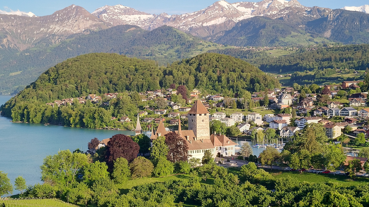 Hochzeit im Schloss In der schönsten Bucht Europas bieten das Schloss mit der freien Schlosskirche und das Hotel mit wunderbaren Banketträumlichkeiten ein Rund-um-Paket für Ihr Hochzeitsfest. Sie wollen Ihre Liebe und Ihren Wunsch, gemeinsam den Lebensweg zu gehen, mit einer feierlichen Zeremonie bezeugen. Ihre Familie und Freunde nehmen an Ihrem Glück teil und stärken Sie mit persönlichen Wünschen und guten Gedanken. Ob im grossen oder kleinen Rahmen - die 1'000-jährige Schlosskirche bietet einen einmaligen Rahmen für Ihren grossen Tag.