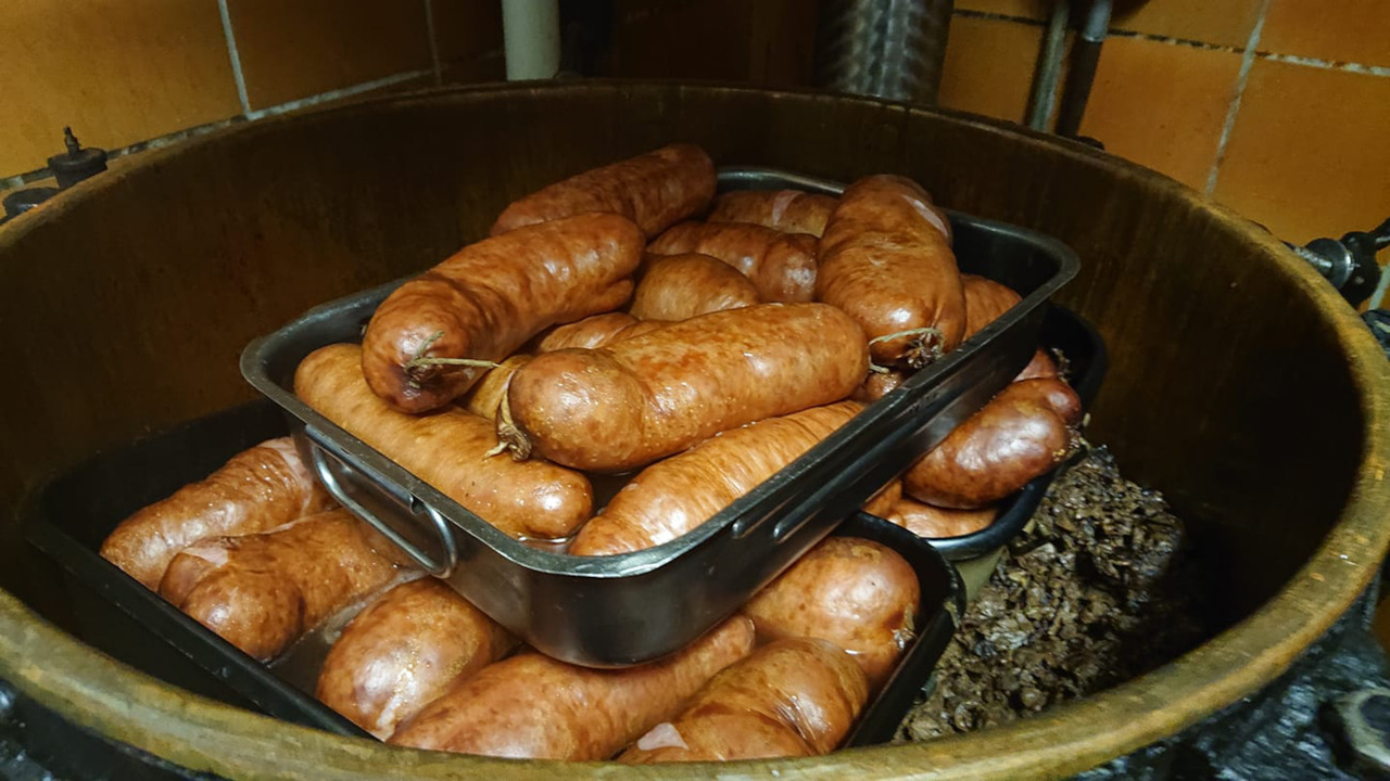Treberwurst-Essen: Treberwurstessen - ein geselliger Teamevent! Diese kulinarische Besonderheit am Bielersee stammt von einer Tradition um 1870.