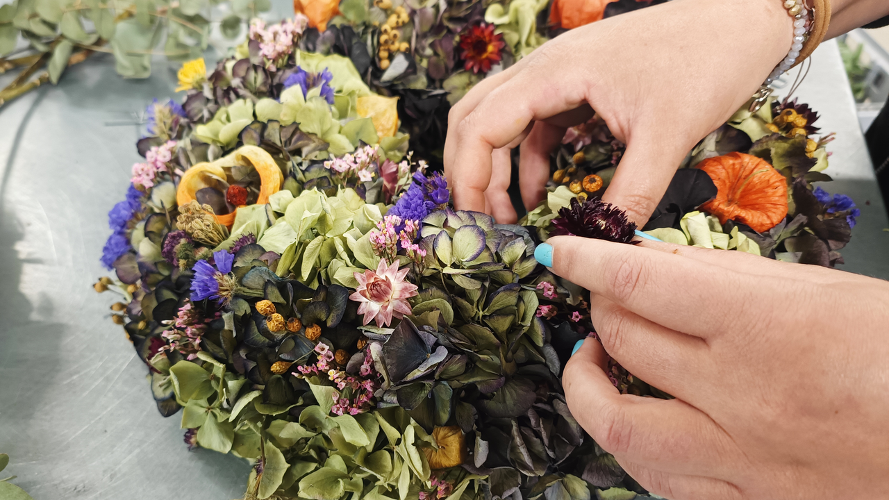 Trockenblumen feiern ihr Comeback! In diesem Kurs lernt ihr, wie ihr Blumen fachgerecht trocknet und kreativ kombiniert. Perfekt, um nachhaltige, pflegeleichte Akzente zu setzen. Wir verwenden Blumen aus Garten, Feld und Wiese, die ohne Chemie getrocknet und nicht eingefärbt werden. Gemeinsam gestalten wir ein einzigartiges Trockenblumen-Dekostück, dass ihr mit nach Hause nehmen könnt.
