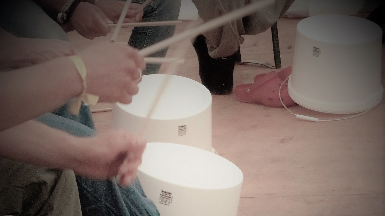 Factory Sounds Der Sound Ihrer Werkhalle. Gespielt von Ihren Mitarbeitern auf Gegenständen, welche Sie aus Ihrer Produktion oder dem Lager zur Verfügung stellen. So klingt einzig und alleine Ihre Werkhalle!