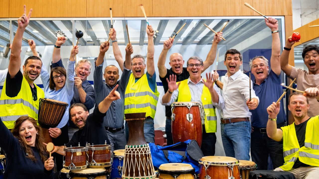 "Zusammen Trommeln" ist ein lebendiger und spielerischer Workshop, bei dem Begegnung, Entdeckungsfreude und Spass unter den Teilnehmenden im Mittelpunkt steht! Der Workshop ist geeignet für Arbeitsteams, Sportvereine und Gruppen aller Art.