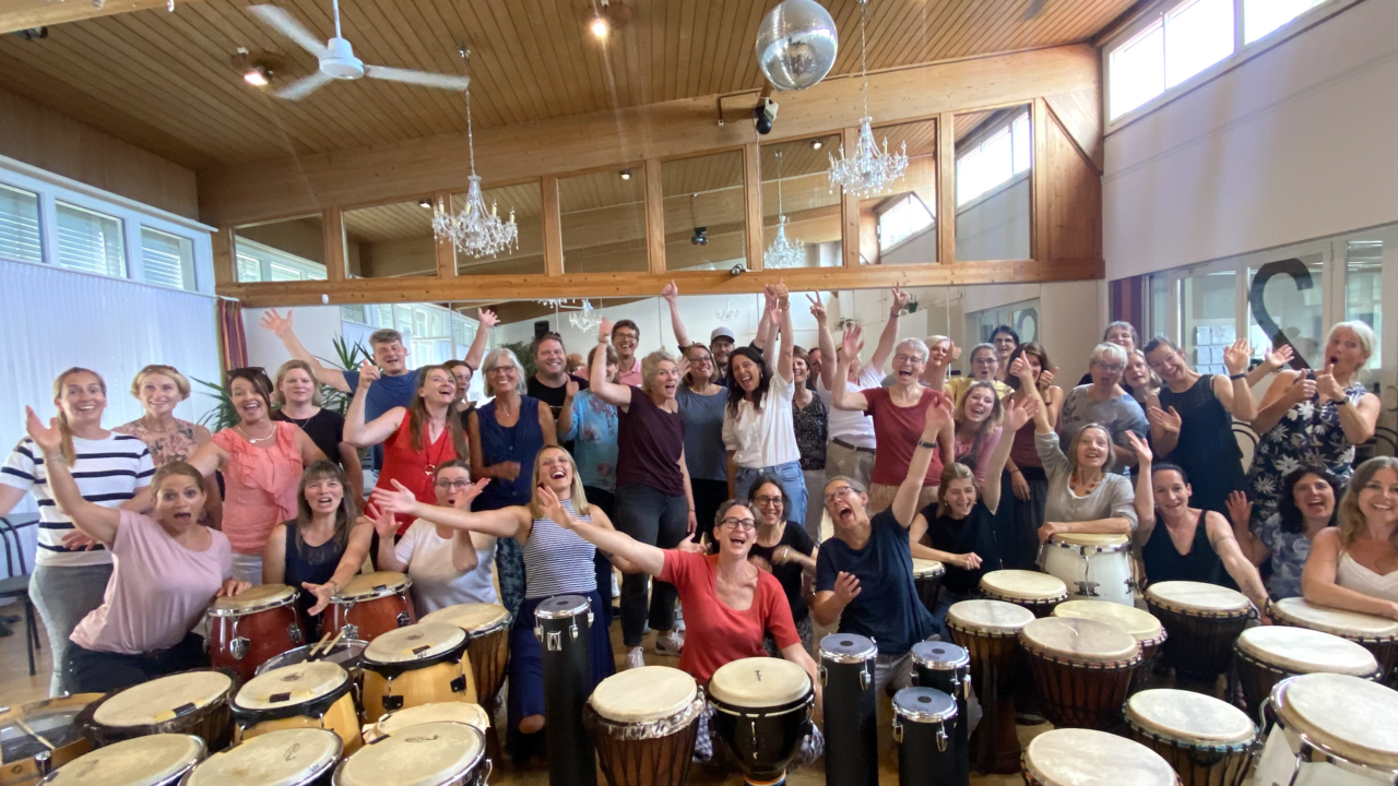 Zusammen Trommeln "Zusammen Trommeln" ist ein lebendiger und spielerischer Workshop, bei dem Begegnung, Entdeckungsfreude und Spass unter den Teilnehmenden im Mittelpunkt steht! Der Workshop ist geeignet für Arbeitsteams, Sportvereine und Gruppen aller Art.