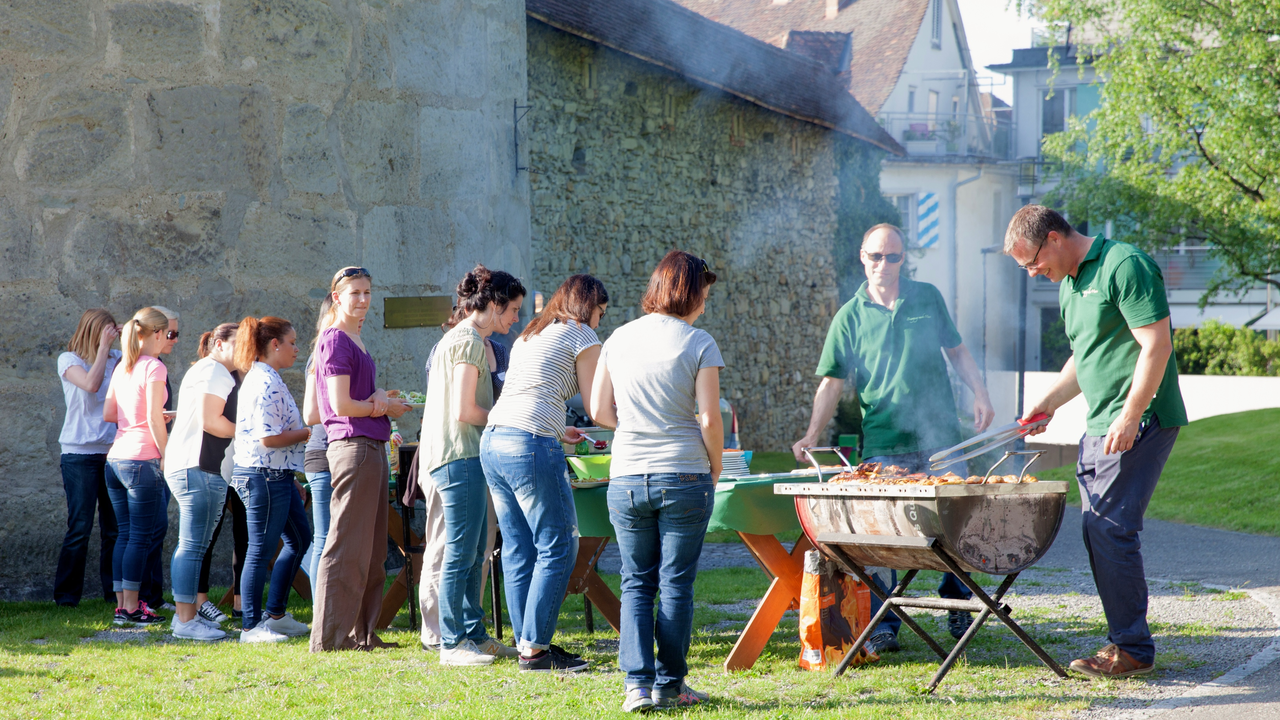 Trottispass & Grillfest Rollen Sie vom Zugerberg per Trotti während 30 Minuten zu einem historischen Zuger Turm. Dies vor einem wunderbaren Panorama und unter kundiger Leitung eines erfahrenen Guides. Beim Turm werden Sie von einem herrlichen Grillfest erwartet. Welch ein Schmaus!