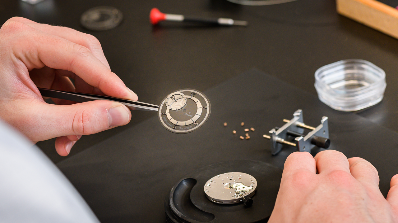 Uhrenliebhaber können sich unter meisterhafter Anleitung ihre Uhr selbst bauen. Schritt für Schritt werden Sie begleitet, während Sie Ihre eigene Uhr aus edlen Komponenten zusammenbauen. Ein Anlass der den Teilnehmern noch lange in Erinnerung, bzw. am Handgelenk bleiben wird.