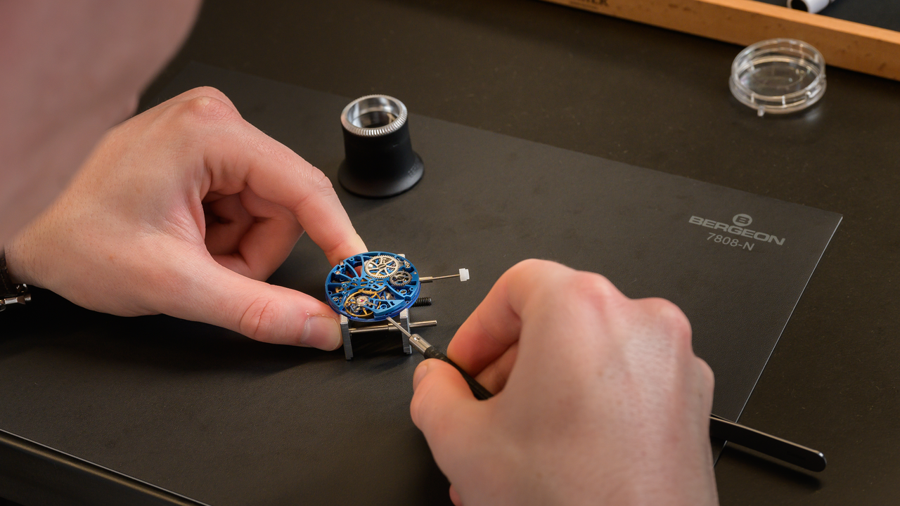 Uhrenliebhaber können sich unter meisterhafter Anleitung ihre Uhr selbst bauen. Schritt für Schritt werden Sie begleitet, während Sie Ihre eigene Uhr aus edlen Komponenten zusammenbauen. Ein Anlass der den Teilnehmern noch lange in Erinnerung, bzw. am Handgelenk bleiben wird.