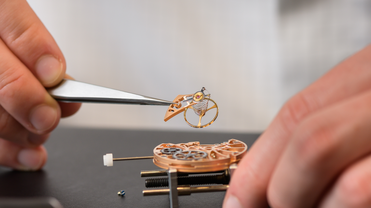 Uhrenliebhaber können sich unter meisterhafter Anleitung ihre Uhr selbst bauen. Schritt für Schritt werden Sie begleitet, während Sie Ihre eigene Uhr aus edlen Komponenten zusammenbauen. Ein Anlass der den Teilnehmern noch lange in Erinnerung, bzw. am Handgelenk bleiben wird.