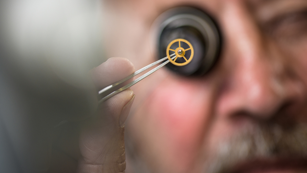Die Montage der eigenen Uhr Uhrenliebhaber können sich unter meisterhafter Anleitung ihre Uhr selbst bauen. Schritt für Schritt werden Sie begleitet, während Sie Ihre eigene Uhr aus edlen Komponenten zusammenbauen. Ein Anlass der den Teilnehmern noch lange in Erinnerung, bzw. am Handgelenk bleiben wird.