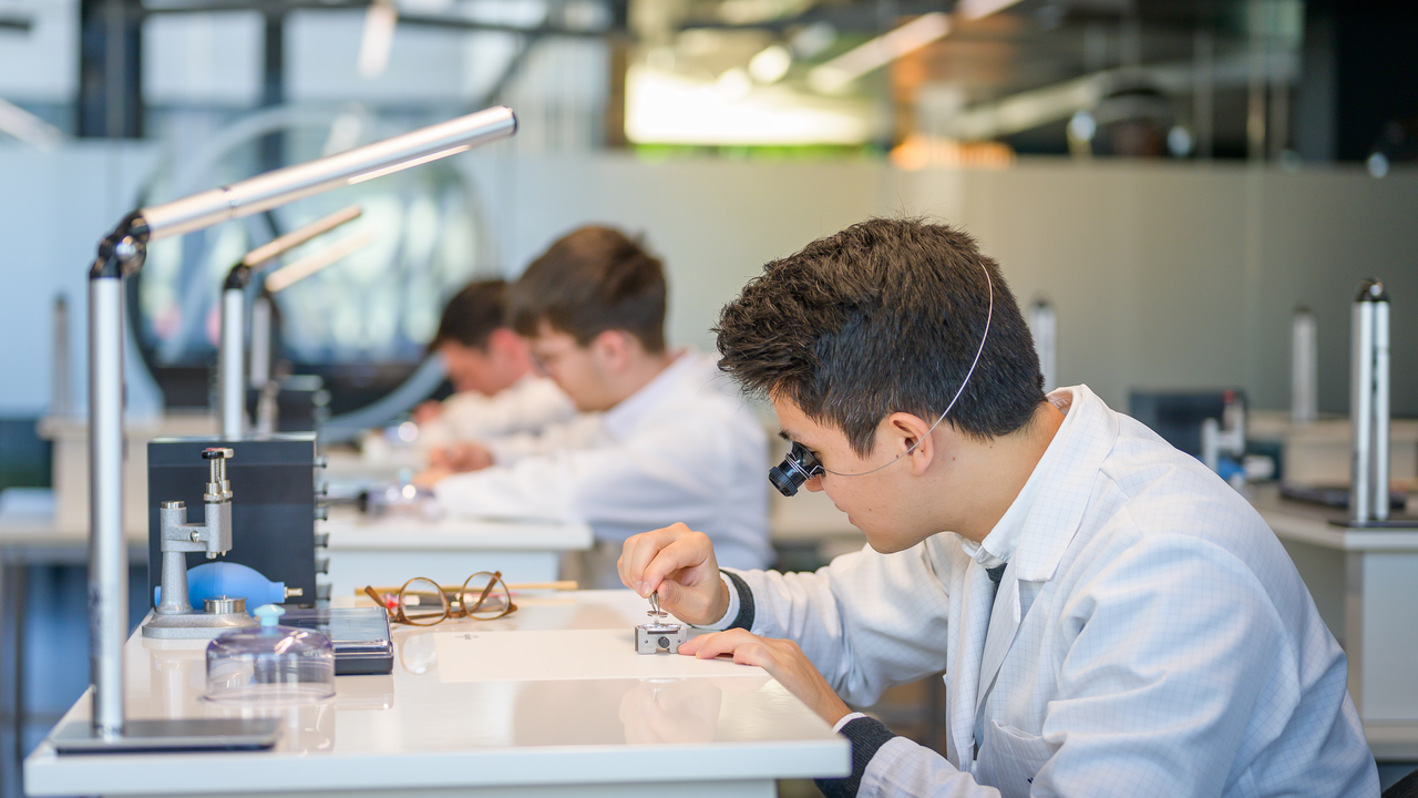 Uhrenliebhaber können sich unter meisterhafter Anleitung ihre Uhr selbst bauen. Schritt für Schritt werden Sie begleitet, während Sie Ihre eigene Uhr aus edlen Komponenten zusammenbauen. Ein Anlass der den Teilnehmern noch lange in Erinnerung, bzw. am Handgelenk bleiben wird.
