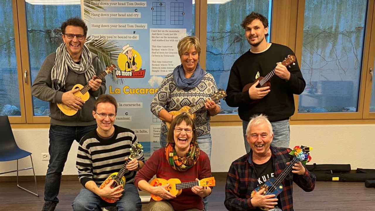Ukulele Workshop Teamevent Anstatt in die Ferne schweifen ... hol dir Hawaii in deinen Garten. Möchten Sie den Teamgeist und das Zusammenspiel in Ihrem Team fördern? Dann versuchen Sie sich einmal an einem gemeinsamen Song, begleitet von der Ukulele. Lassen Sie sich ins Ukulelespiel einführen und üben Sie im Team eine bekannte Melodie ein. Da kommt sofort Lagerfeuerstimmung auf!