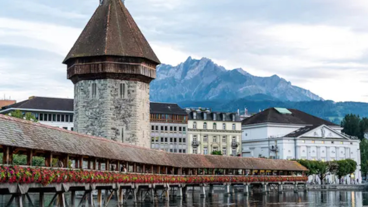 Outdoor Escape Game Luzern Die Zeit läuft. Sie haben soeben einen mysteriösen Auftrag bekommen, den Sie in der vorgegebenen Zeit erfüllen müssen. Können Sie alle Rätsel lösen? Das Outdoor Escape Game wird in der Altstadt von Luzern gespielt und beginnt am Bahnhof.