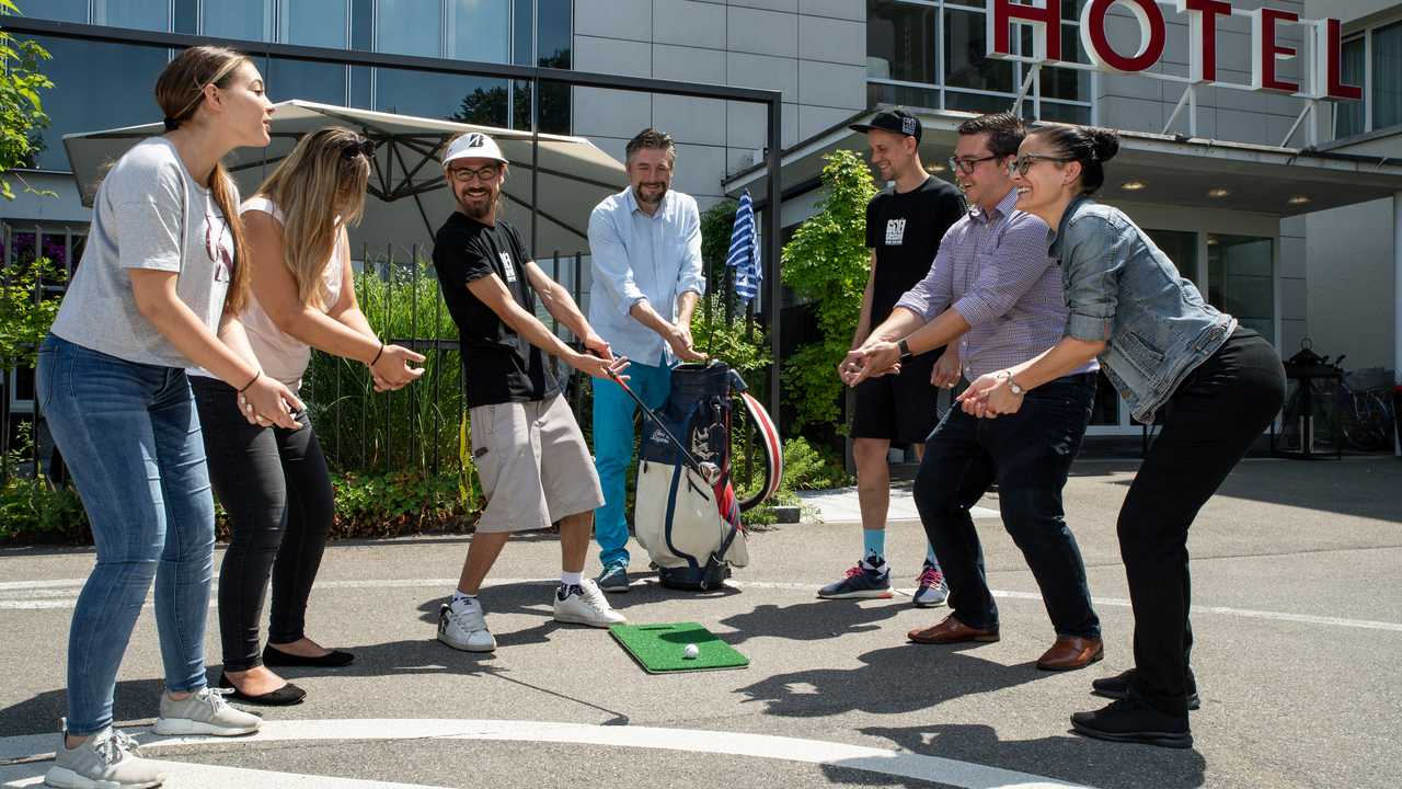 Urban Golf und 3-Gang Menü Putten Sie den Golfball durch das Hotel und geniessen Sie anschliessend ein feines 3- oder 4-Gang Menü. Erleben Sie das Golfspiel auf eine völlig neue Art und Weise. Hotel-Golf ist unkompliziert, benötigt keine Vorkenntnisse und bereitet viel Spass. Dieser Event eignet sich als humorvolles Rahmenprogramm.