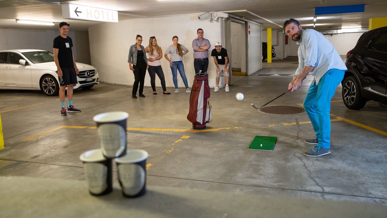 Urban Golf und 3-Gang Menü Putten Sie den Golfball durch das Hotel und geniessen Sie anschliessend ein feines 3- oder 4-Gang Menü. Erleben Sie das Golfspiel auf eine völlig neue Art und Weise. Hotel-Golf ist unkompliziert, benötigt keine Vorkenntnisse und bereitet viel Spass. Dieser Event eignet sich als humorvolles Rahmenprogramm.