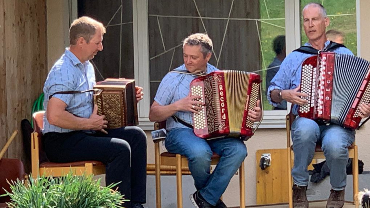 Urschwyzer Volksmusik-Unterhaltung Mit verschiedenen Elementen aus Muotataler-Illgauer Traditionen runden wir Ihren Anlass ab. Unsere Unterhalter werden Sie mit ihrer urchigen, aufgestellten Art begeistern.