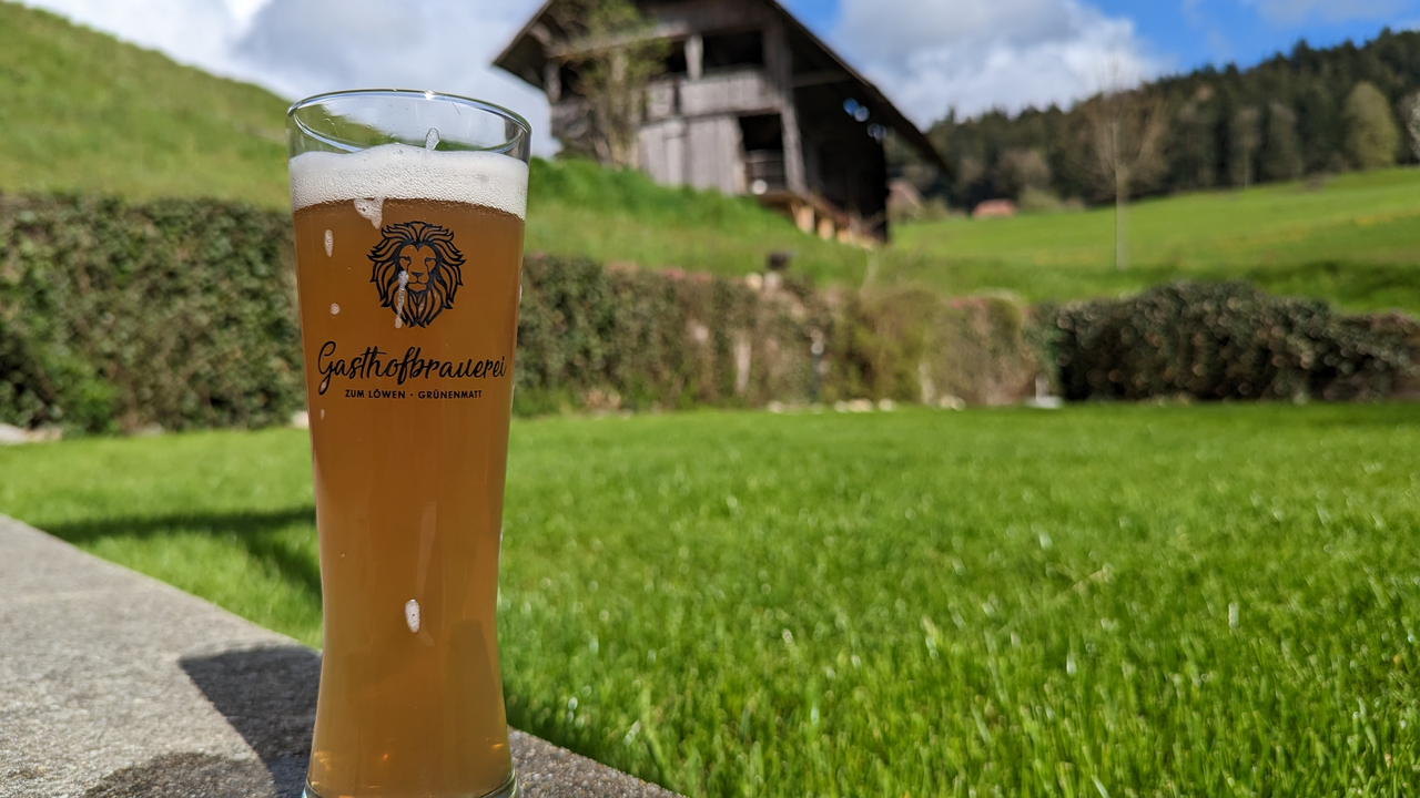 Im wunderschönen, altehrwürdigen Sandsteinkeller der Gasthausbrauerei nimmt dich der erfahrene Brauer mit in die Welt des Bierbrauens. Du wirfst einen Blick hinter die Kulissen, siehst, wie das Malzgetränk entsteht, welche Zutaten verwendet werden, und kannst verschiedene Biere degustieren. Dabei lernst du, wie wichtig die richtige Auswahl von Hopfen, Malz und Hefe für den Geschmack des Bieres ist. Ausserdem erfährst du, welche Schritte im Brauprozess entscheidend sind, um die perfekte Gärung zu erreichen. Gerne gehen wir bei der Führung auf deine individuellen Interessen und Wünsche ein.