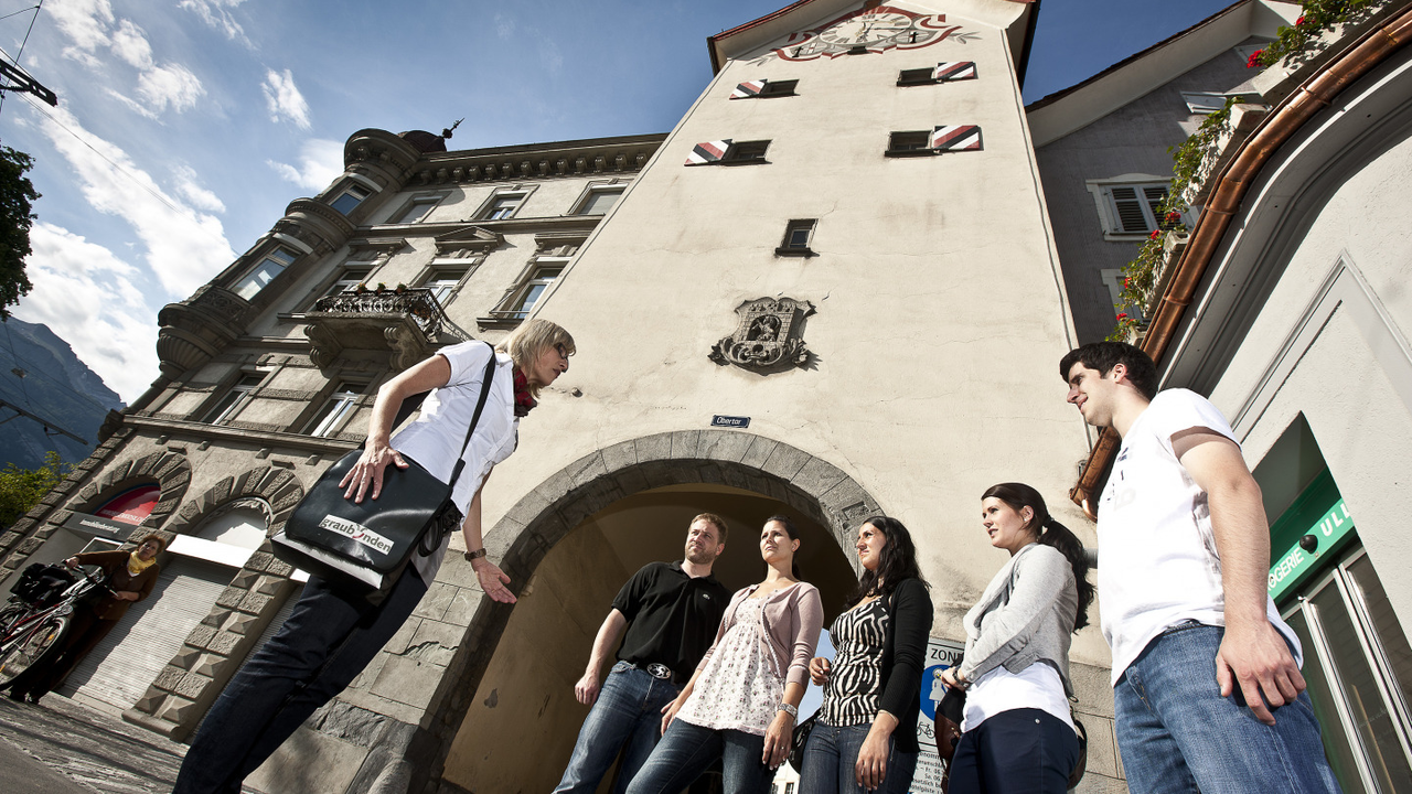 Stadtführung Chur mit Kulinarik Chur ist zugleich Alpenstadt, Kantonshauptstadt und älteste Stadt der Schweiz. Da gibt es einiges zu erfahren, entdecken und staunen. Auf einem persönlich geführten Stadtrundgang erleben Sie über 5000 Jahre Siedlungsgeschichte, während Sie durch die verwinkelten Gassen der Altstadt schlendern, die eindrucksvolle Kathedrale besichtigen und das belebte Zentrum von einer neuen Seite kennenlernen. Nach dem spannenden Spaziergang steht Stärkung auf dem Programm.