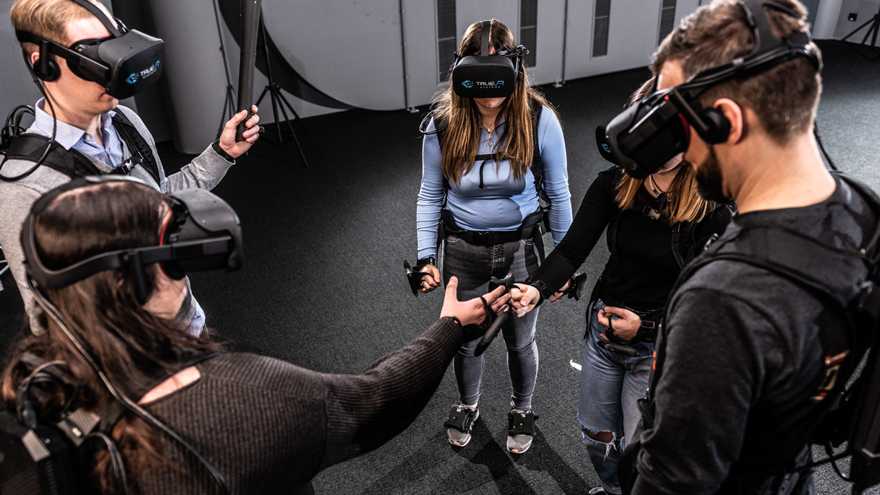 Virtual Reality Event St.Gallen Bewegen Sie sich mit Ihrem Team frei durch eine vollkommen virtuelle Welt, die dank ihren 4D-Effekten verblüffend real scheint. Das ultimative Virtual Reality Erlebnis für Sie und Ihr Team. Seien Sie die Hauptfigur in einer virtuellen Welt und lösen Sie spannende Rätsel.