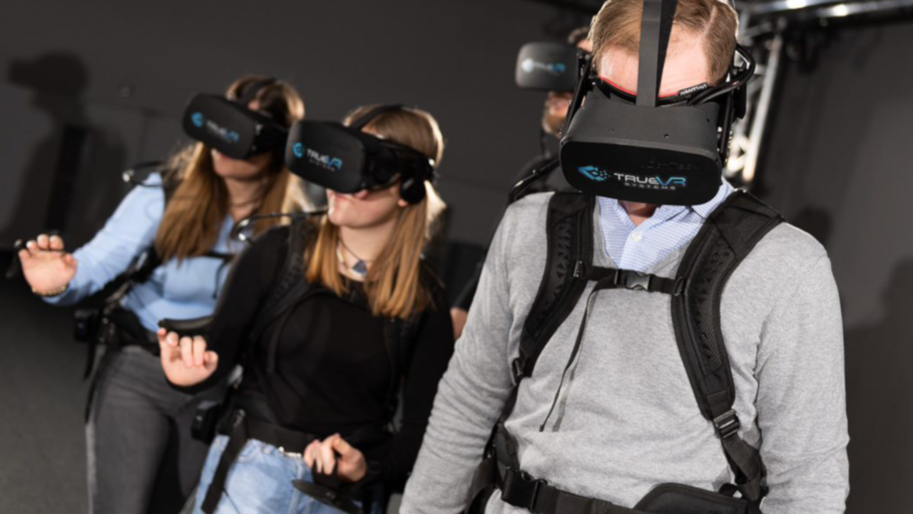 Virtual Reality Event St.Gallen: Bewegen Sie sich mit Ihrem Team frei durch eine vollkommen virtuelle Welt, die dank ihren 4D-Effekten verblüffend real scheint. Das ultimative Virtual Reality Erlebnis für Sie und Ihr Team. Seien Sie die Hauptfigur in einer virtuellen Welt und lösen Sie spannende Rätsel.