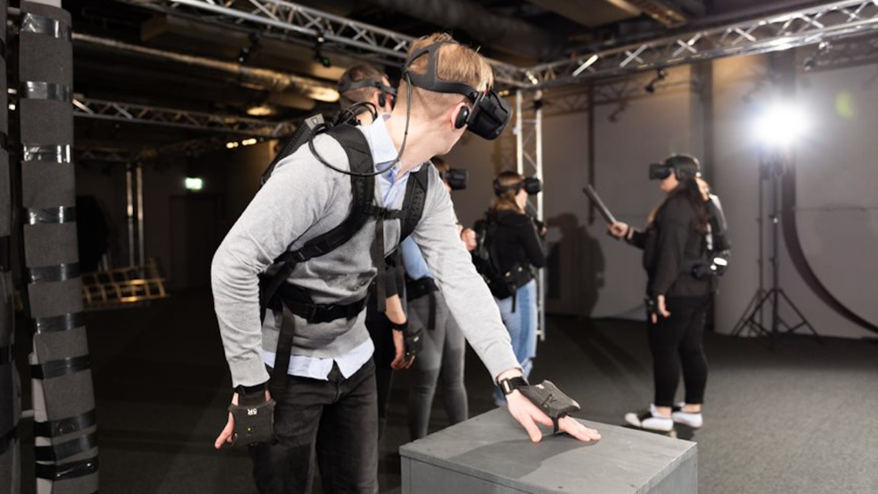 Virtual Reality Event Bern: Bewegen Sie sich mit Ihrem Team frei durch eine vollkommen virtuelle Welt, die dank ihren 4D-Effekten verblüffend real scheint. Das ultimative Virtual Reality Erlebnis für Sie und Ihr Team. Seien Sie die Hauptfigur in einer virtuellen Welt und lösen Sie spannende Rätsel.