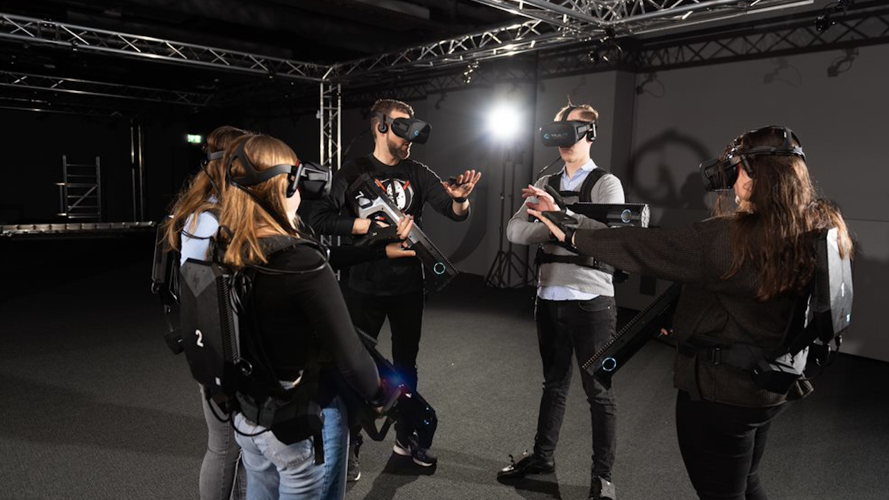 Virtual Reality Event Bern: Bewegen Sie sich mit Ihrem Team frei durch eine vollkommen virtuelle Welt, die dank ihren 4D-Effekten verblüffend real scheint. Das ultimative Virtual Reality Erlebnis für Sie und Ihr Team. Seien Sie die Hauptfigur in einer virtuellen Welt und lösen Sie spannende Rätsel.