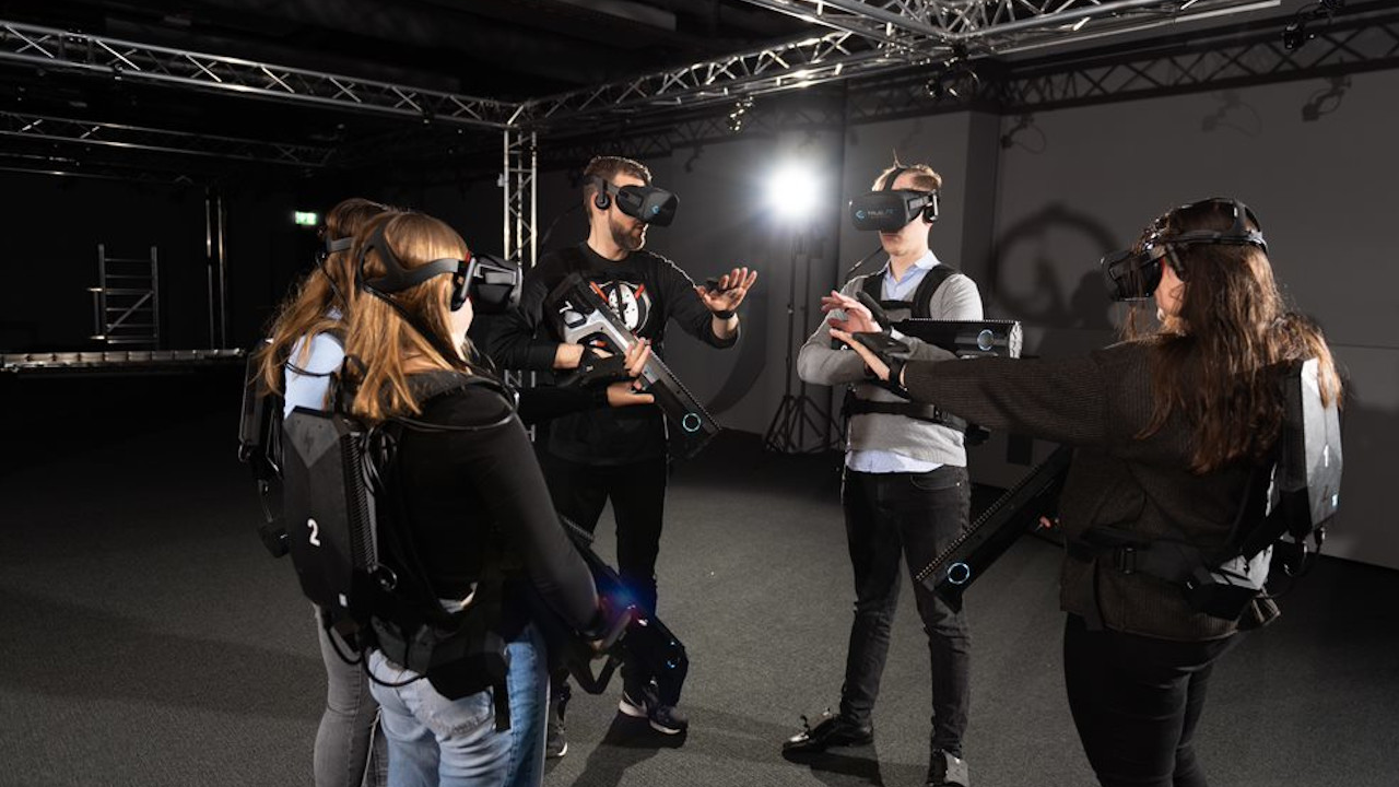 Virtual Reality Event Bern Bewegen Sie sich mit Ihrem Team frei durch eine vollkommen virtuelle Welt, die dank ihren 4D-Effekten verblüffend real scheint. Das ultimative Virtual Reality Erlebnis für Sie und Ihr Team. Seien Sie die Hauptfigur in einer virtuellen Welt und lösen Sie spannende Rätsel.