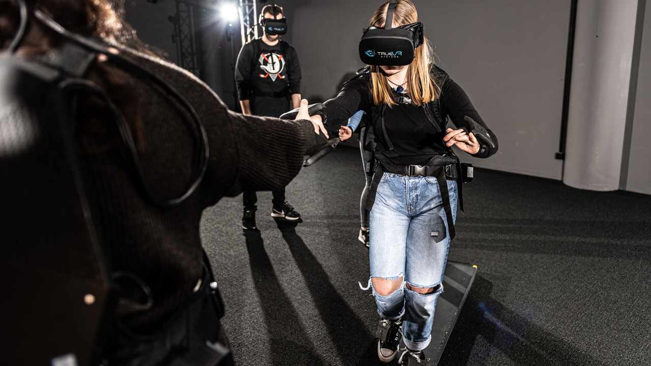 Virtual Reality Event Zürich: Bewegen Sie sich mit Ihrem Team frei durch eine vollkommen virtuelle Welt, die dank ihren 4D-Effekten verblüffend real scheint. Das ultimative Virtual Reality Erlebnis für Sie und Ihr Team. Seien Sie die Hauptfigur in einer virtuellen Welt und lösen Sie spannende Rätsel.