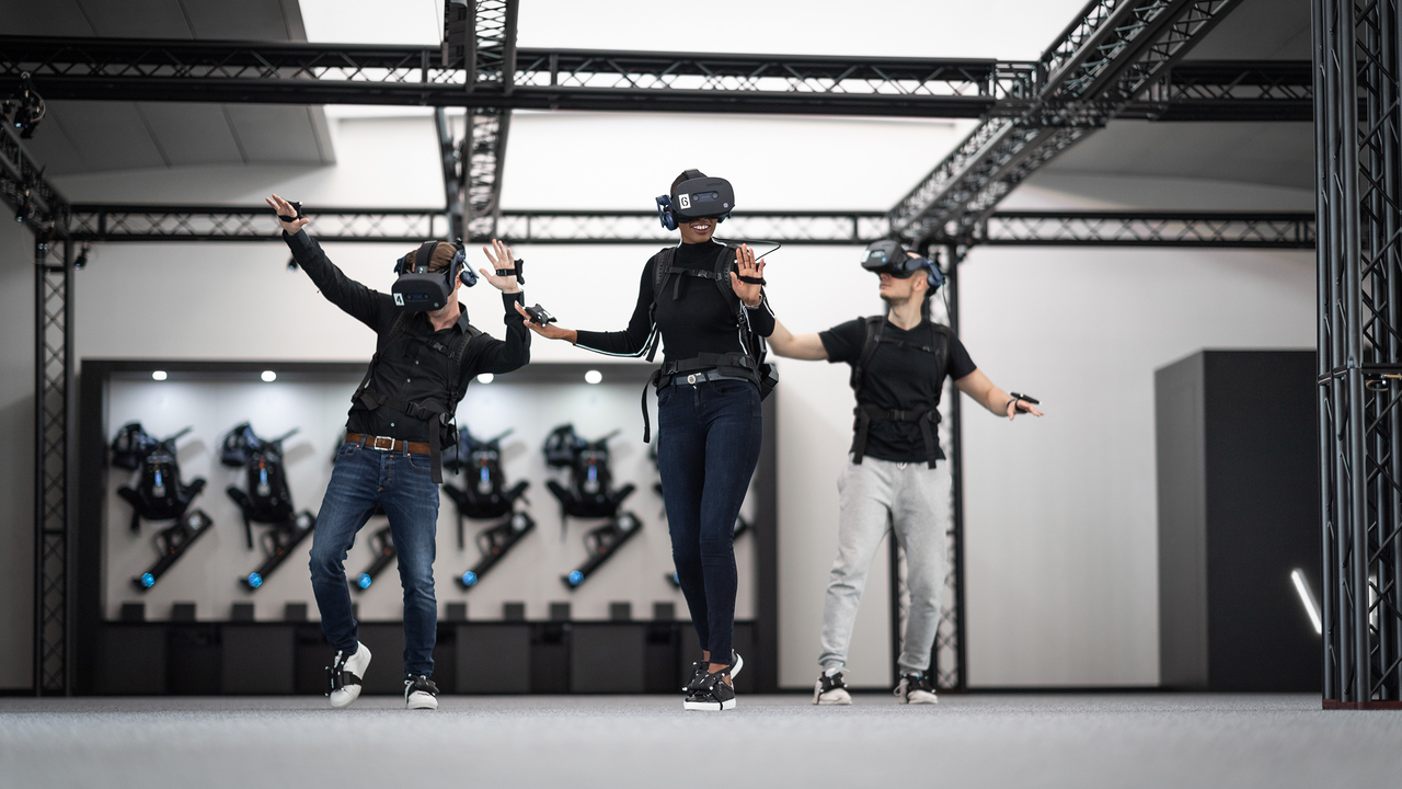 Virtual Reality Team-Event Zürich: Spiele in der Virtual Reality gegen Computer-Gegner oder auch in Teams gegeneinander bilden den Kern deines Events. Dabei offerieren wir Spiele mit und ohne Gewalt. Entsprechend deinen Zielen und Wünschen komplementieren wir diesen Kern durch Zusatzangebote wie reservierte Bereiche, Vorbereitung von Präsentationsmöglichkeiten und Catering.