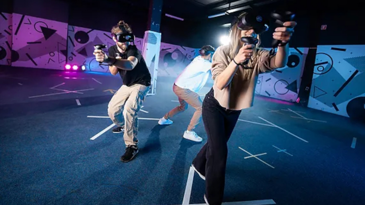 Erleben Sie mit Ihrer Gruppe ab 4 bis zu 16 Personen (Gruppenpackages bis zu 64 Personen verfügbar) spannenden Spielspass in unserer Virtual Reality Arena. Egal bei welchem Wetter, wir bieten ein einzigartiges Erlebnis, das Bewegung und Vergnügen vereint. Geniessen Sie nach dem Spiel ein Apero und ein feines Essen.