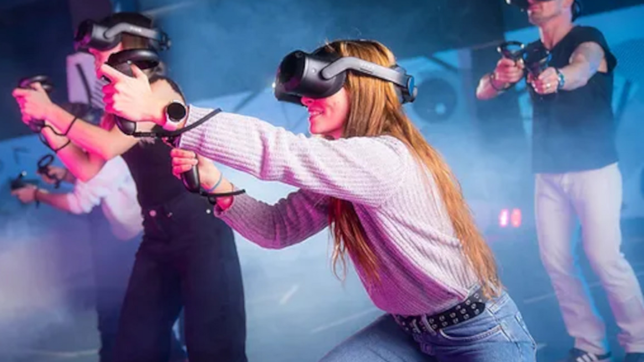 Virtual Reality Game und Essen Erleben Sie mit Ihrer Gruppe ab 4 bis zu 16 Personen (Gruppenpackages bis zu 64 Personen verfügbar) spannenden Spielspass in unserer Virtual Reality Arena. Egal bei welchem Wetter, wir bieten ein einzigartiges Erlebnis, das Bewegung und Vergnügen vereint. Geniessen Sie nach dem Spiel ein Apero und ein feines Essen.