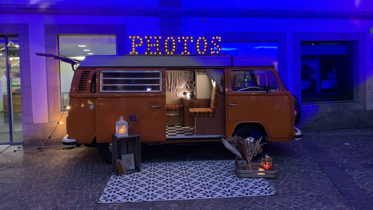 Der Fotobus: Der FOTOBUS, ein schickes VW-Büssli von 1975, ist eine Fotobox der besonders stylischen Art. Die perfekte Attraktion für Mitarbeiter, Gäste und Kunden; gute Unterhaltung & Bilder sind garantiert.