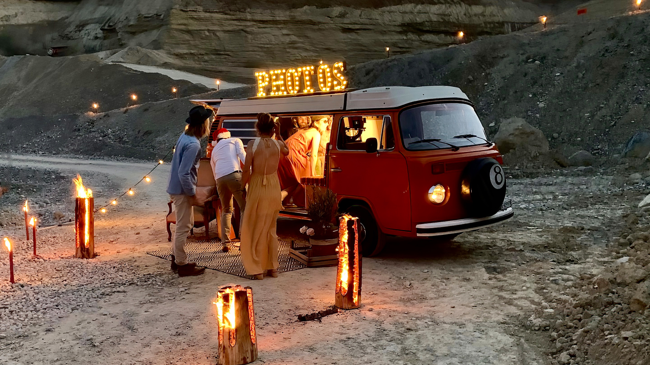 Der Fotobus: Der FOTOBUS, ein schickes VW-Büssli von 1975, ist eine Fotobox der besonders stylischen Art. Die perfekte Attraktion für Mitarbeiter, Gäste und Kunden; gute Unterhaltung & Bilder sind garantiert.