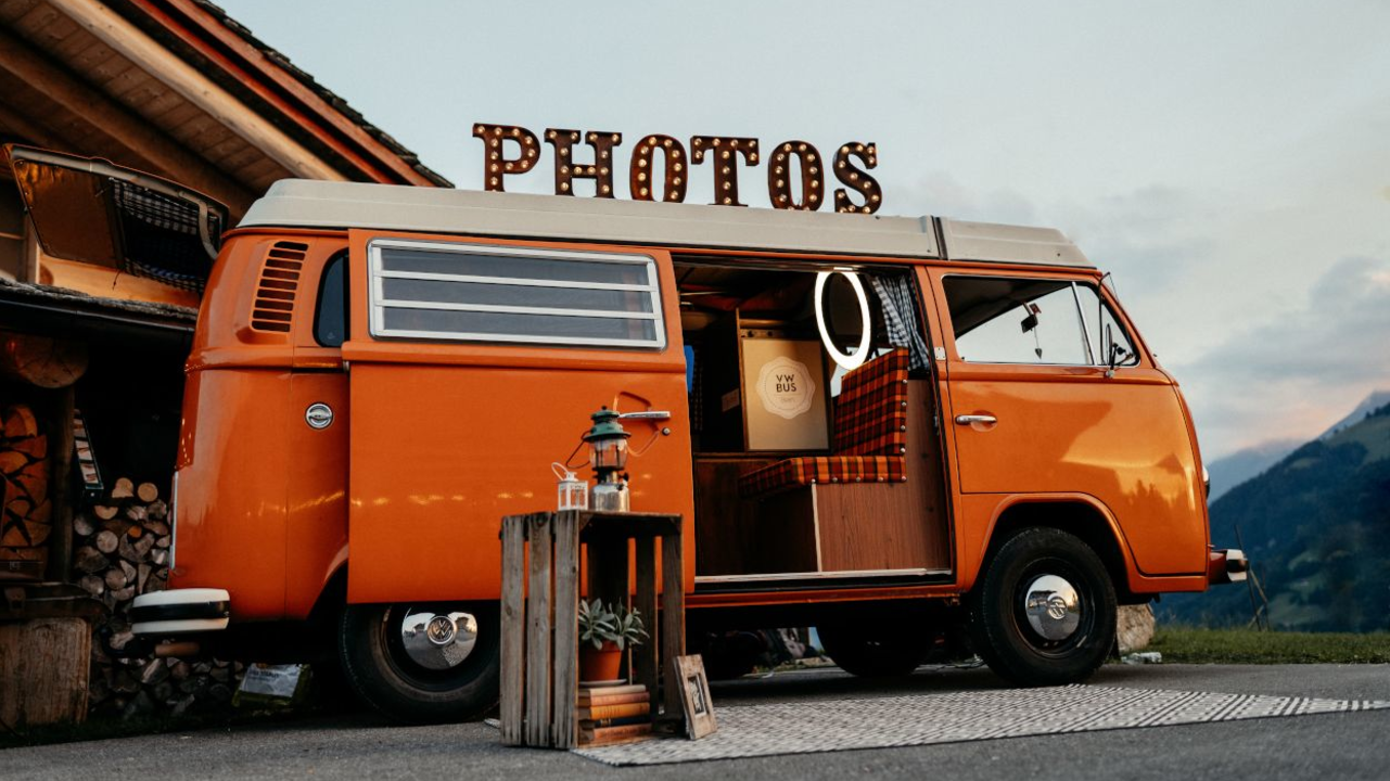 ℙℍ𝕆𝕋𝕆𝔹𝕌𝕊 / 𝔽𝕠𝕥𝕠𝕓𝕦𝕤 Der Fotobus, ein schickes VW-Büssli von 1975, ist eine Fotobox der besonders stylischen Art. Der perfekt Publikumsmagnet für Mitarbeiter, Gäste und Kunden. Der Vintage-Photobus im Retrostyle bringt euch die Instagram-Momente, auf die ihr gewartet habt!