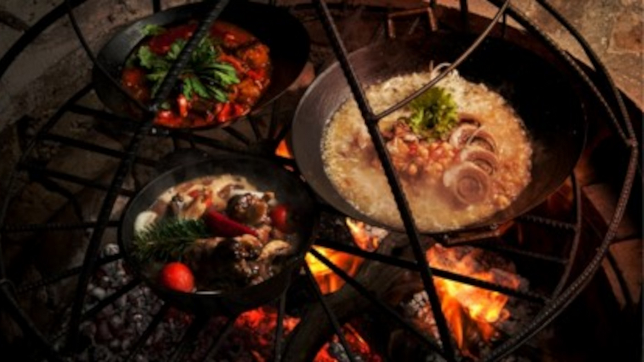 Im Waldhaus feiern und geniessen: Wir kochen für Sie im Waldheim auf dem Feuer. Lassen Sie sich auf eine tolle Erfahrung in Ihrem Wunschwald ein. Die Suche und Organisation einer geeigneteten Location können wir auf Wunsch übernehmen. Jetzt reservieren und geniessen.
