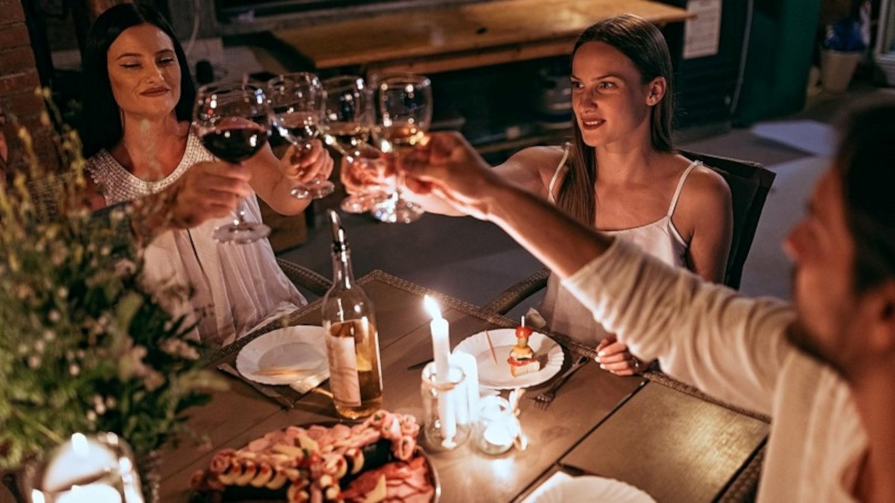 Im Waldhaus feiern und geniessen Wir kochen für Sie im Waldheim auf dem Feuer. Lassen Sie sich auf eine tolle Erfahrung in Ihrem Wunschwald ein. Die Suche und Organisation einer geeigneteten Location können wir auf Wunsch übernehmen. Jetzt reservieren und geniessen.
